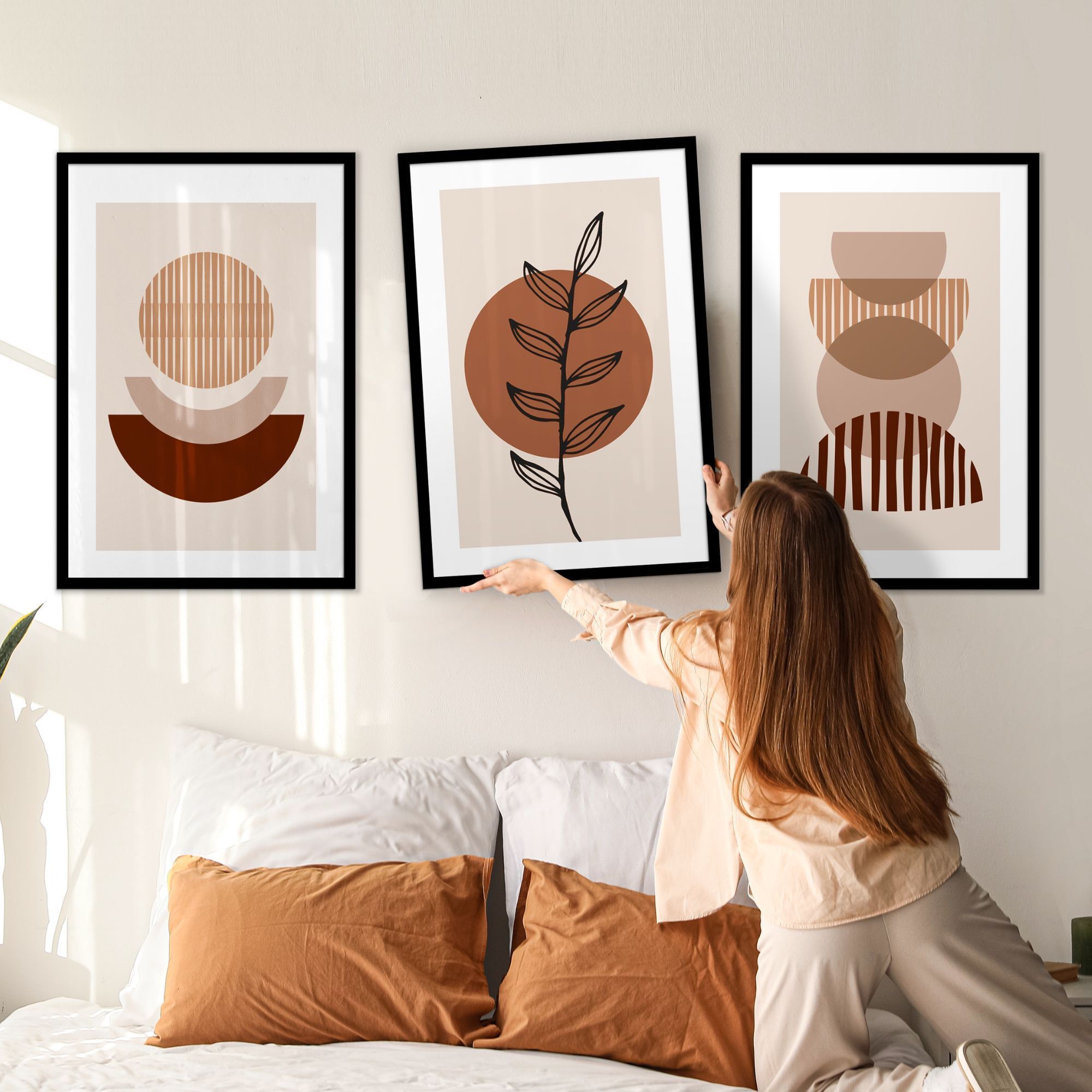 Fotowand warmte van bruin aan een muur boven een witte bank