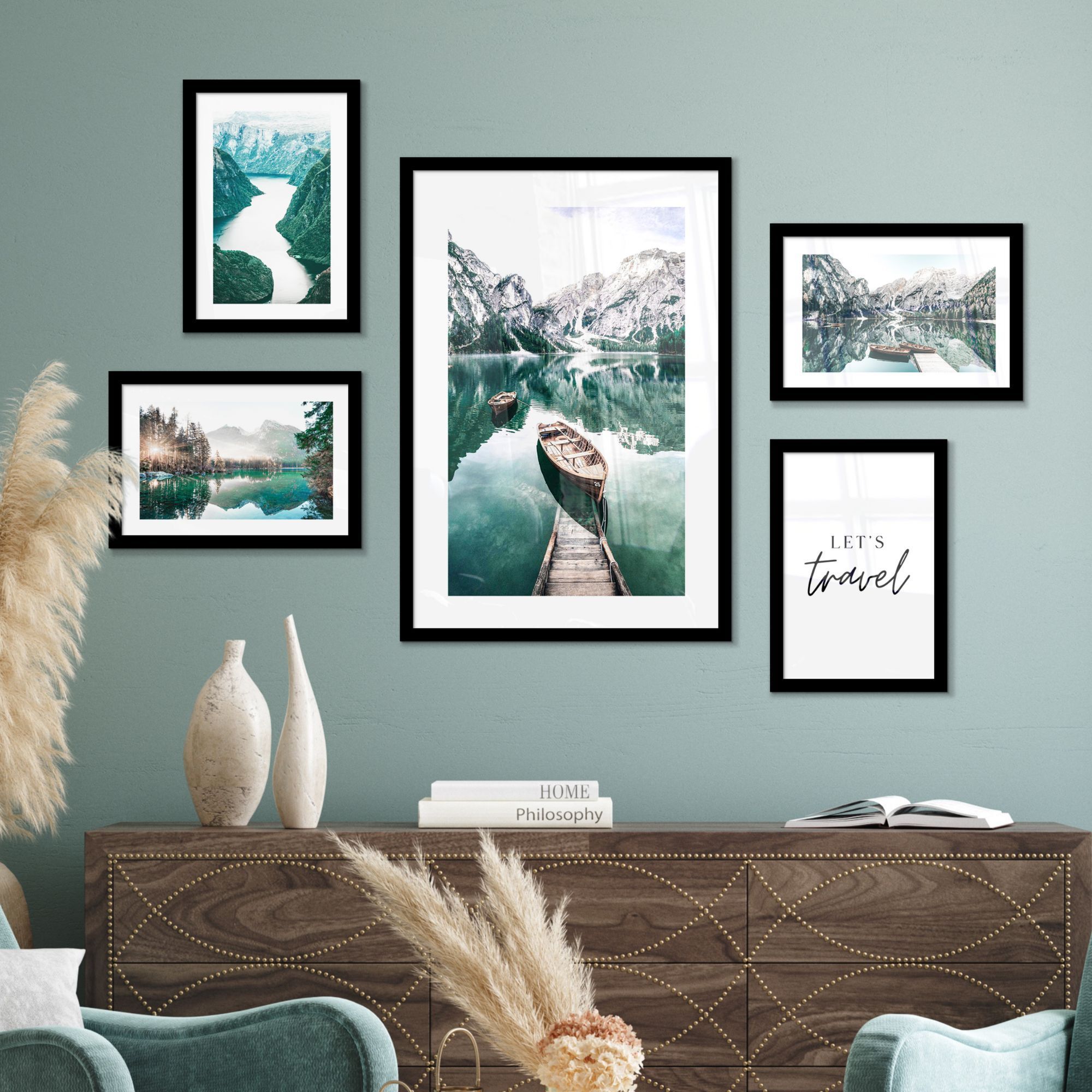 Fotowand bergen in spiegelbeeld aan een muur boven een dressoir