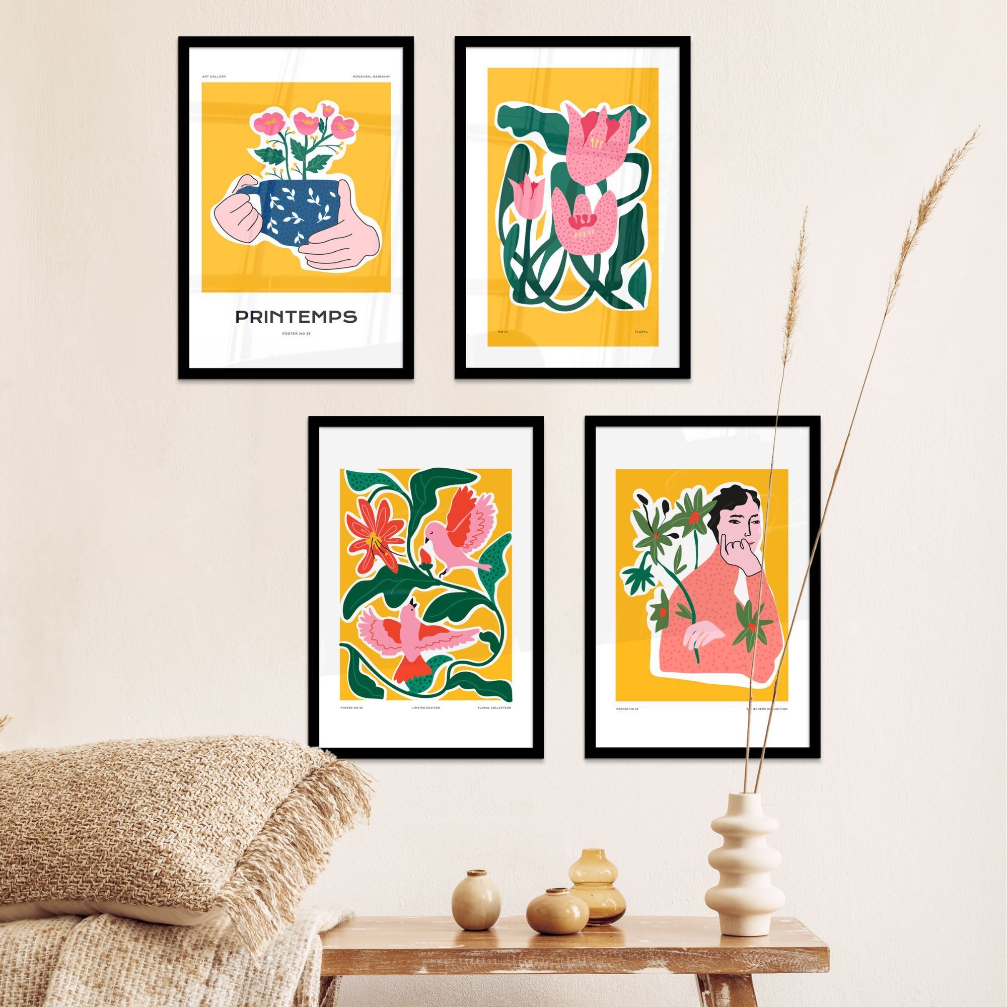 Fotowand artistiek geel aan een muur boven een beige bank