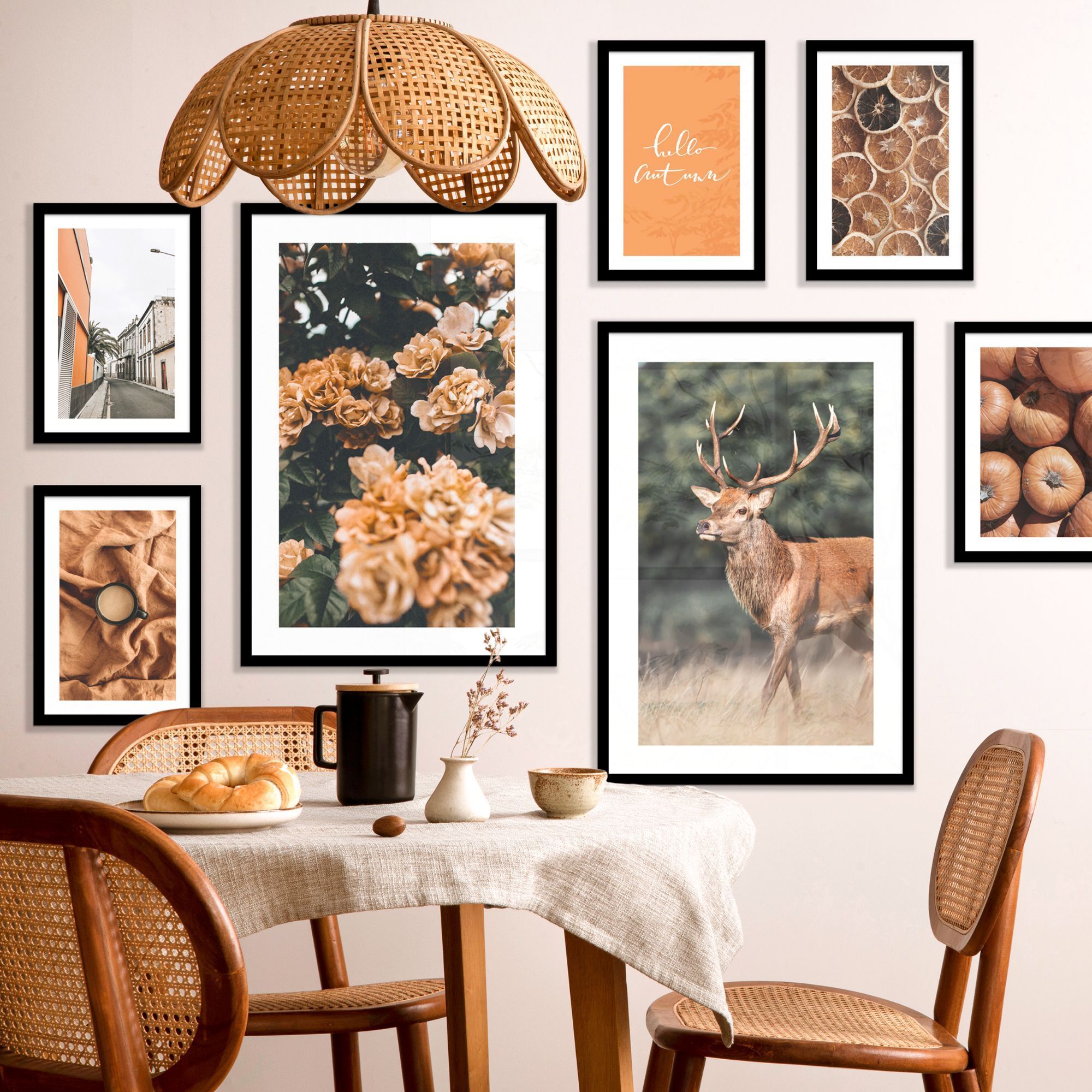 Fotowand betoverende herfst aan een muur boven een houten tafel met twee stoelen