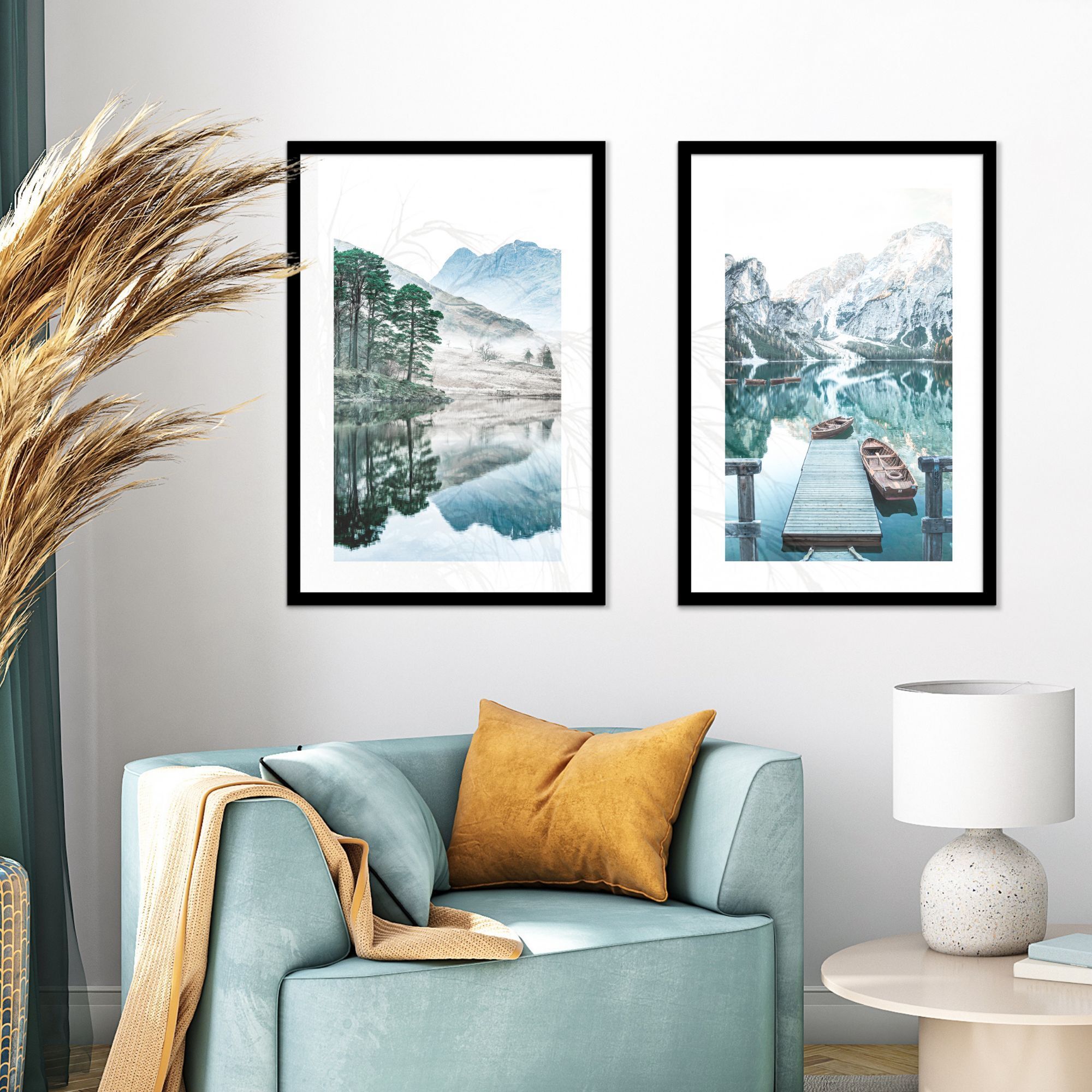 Fotowand kalm water aan een muur boven een blauwe stoel