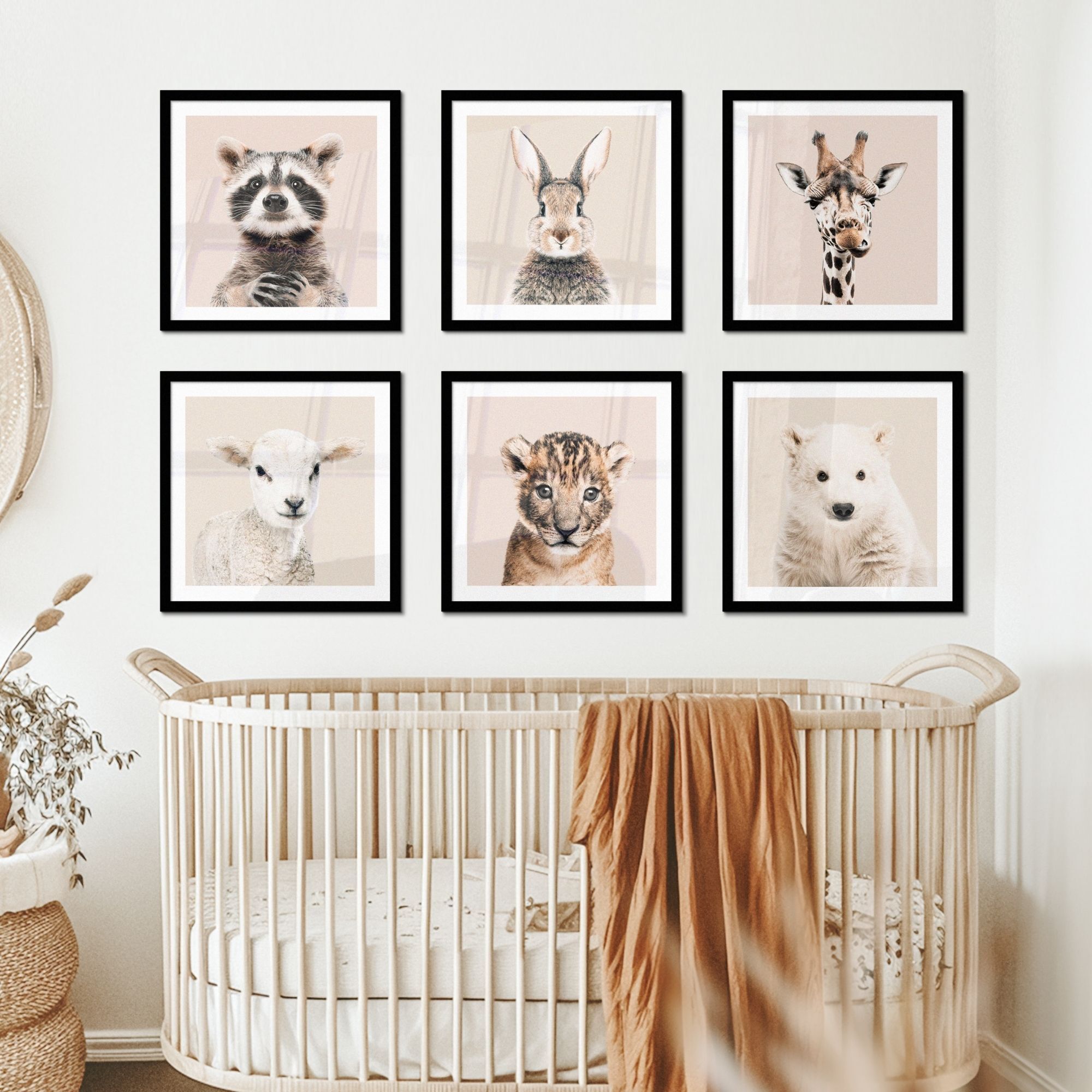 Fotowand jeugdige dierenvreugde beigeaan een muur boven een ledikant