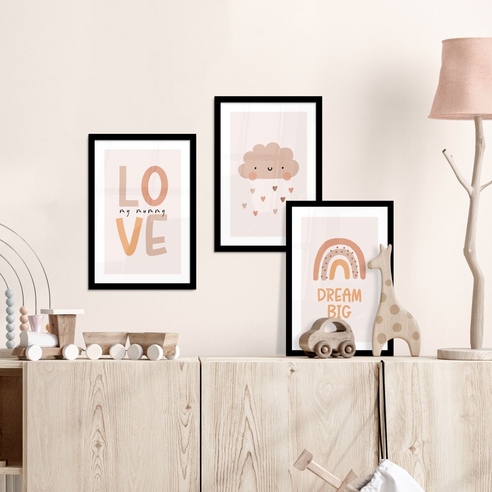 Fotowand roze liefde aan een muur boven een dressoir