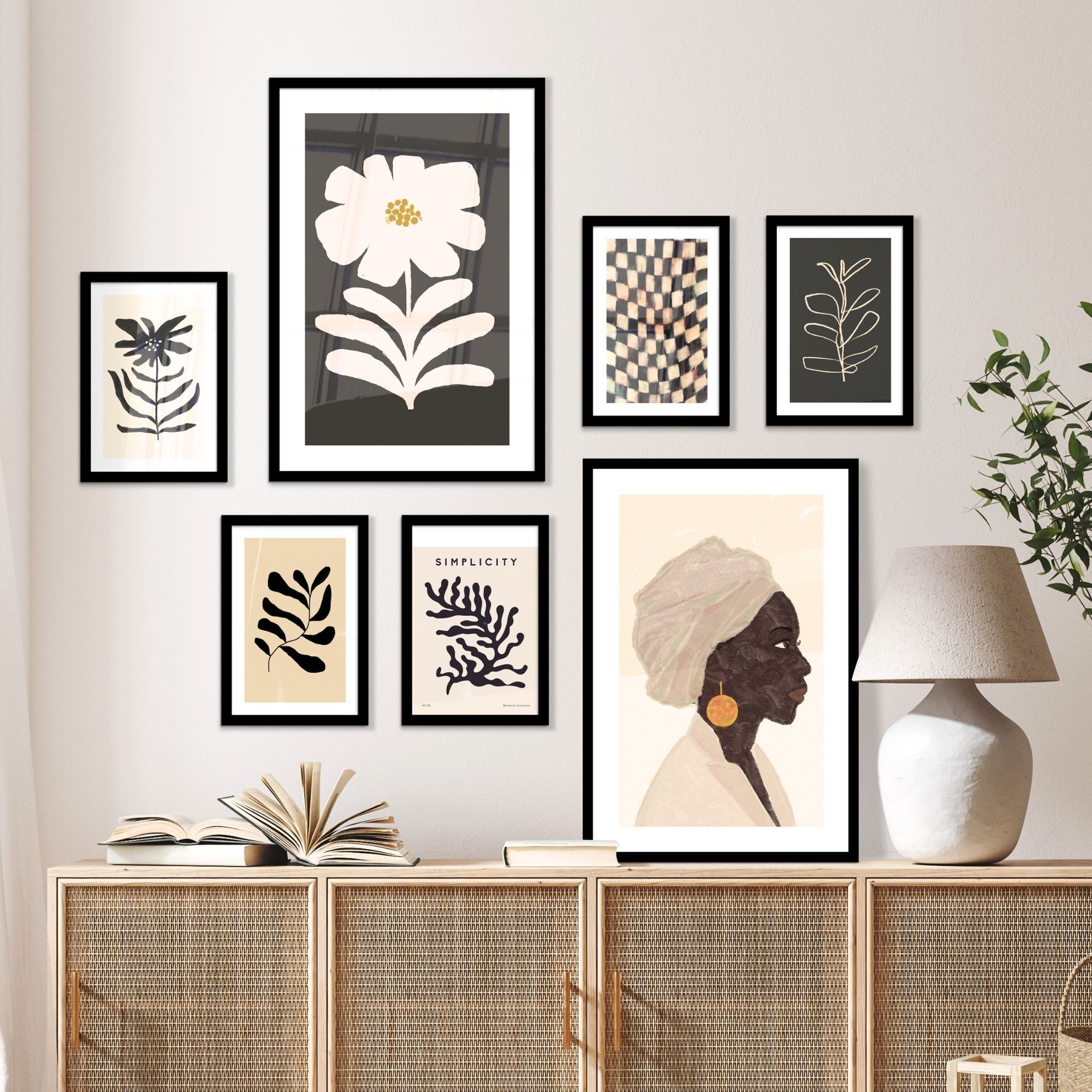 Fotowand natuurlijke alchemie aan een muur boven een dressoir