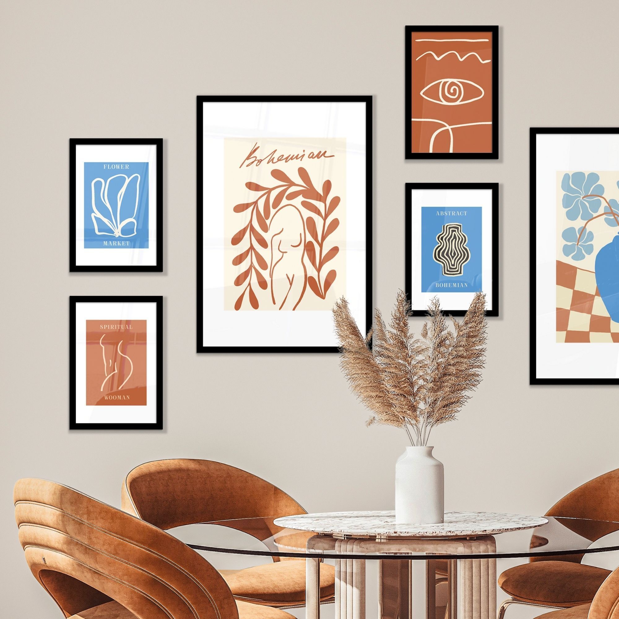 Fotowand artistiek azuur aan een muur boven een tafel met drie stoelen