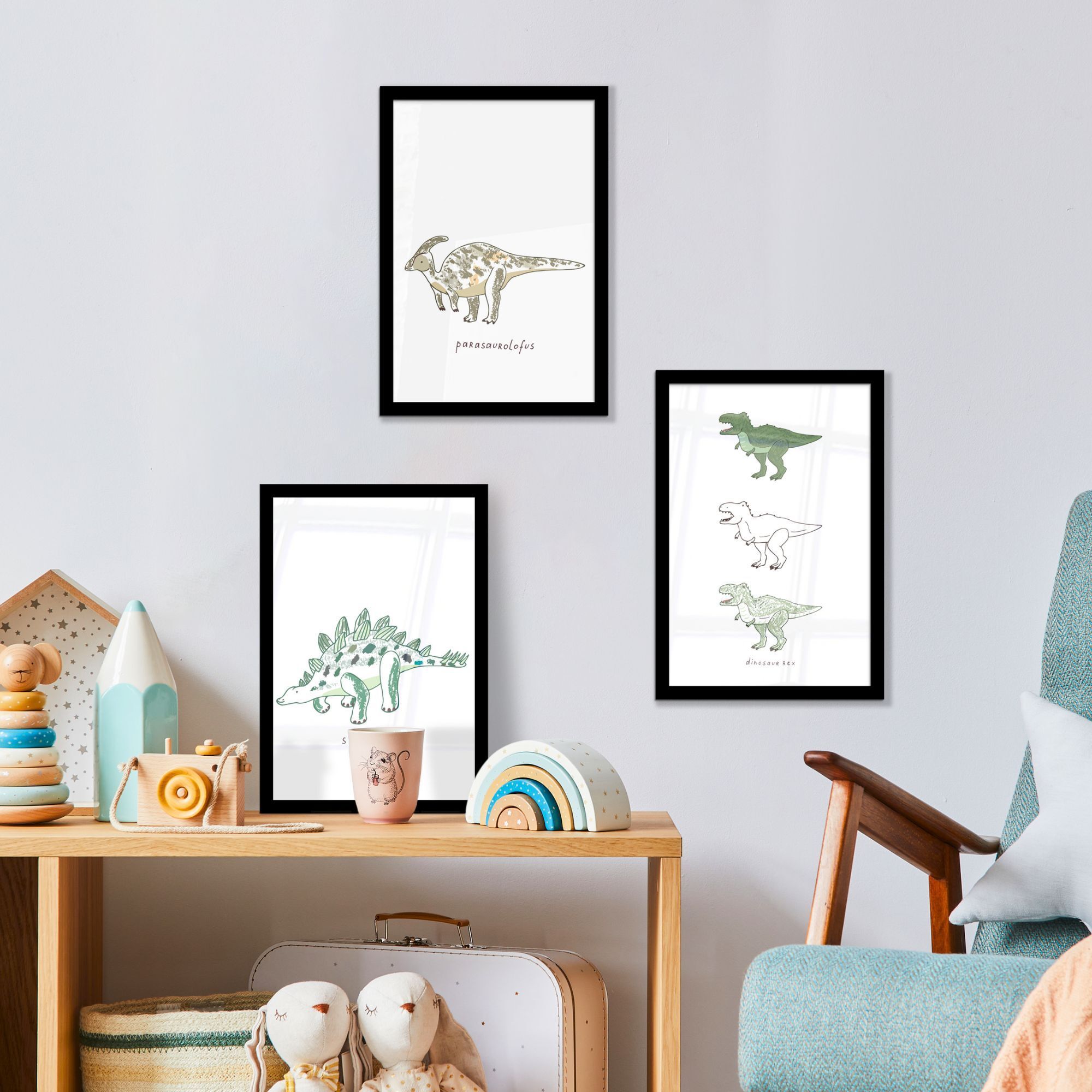 Fotowand avontuurlijke dino's aan een muur boven een tafel met stoel