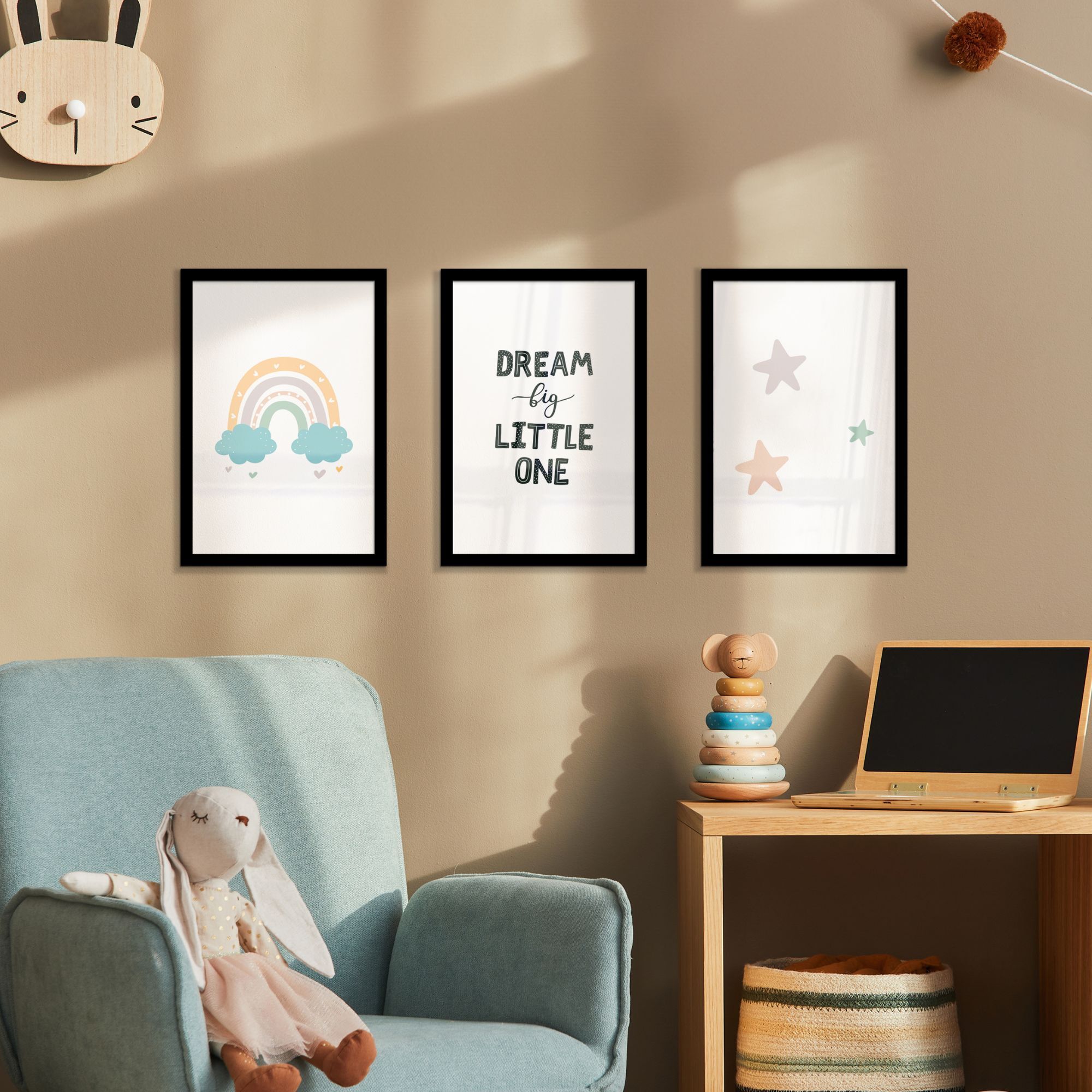 Fotowand magische momenten aan een muur boven een stoel