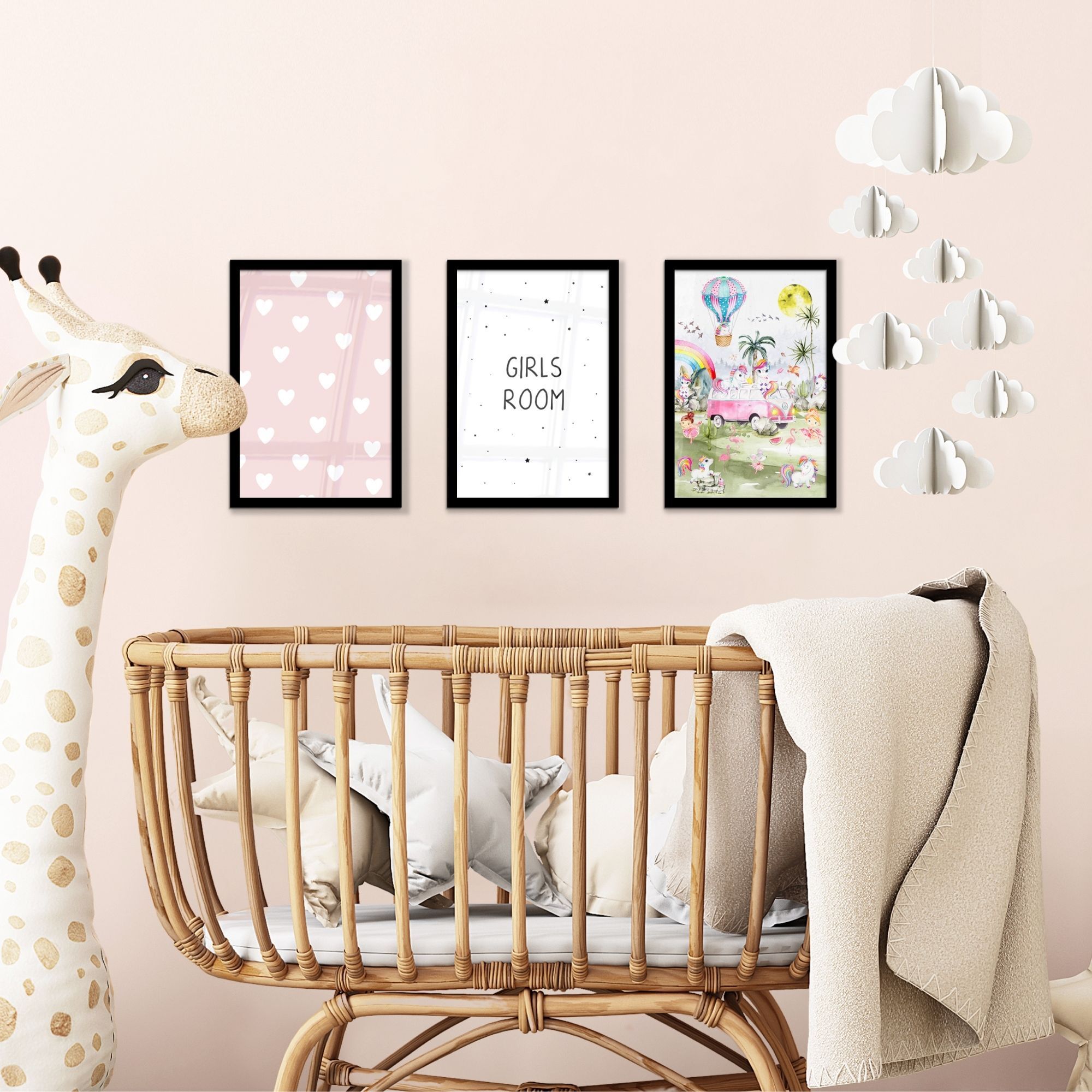 Fotowand meisjes kamer aan een muur boven een ledikant