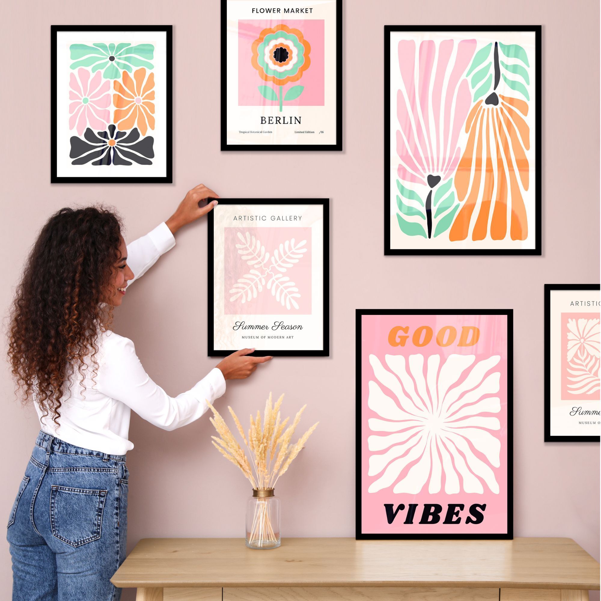 Fotowand pretty pink aan een muur boven een houten kastje