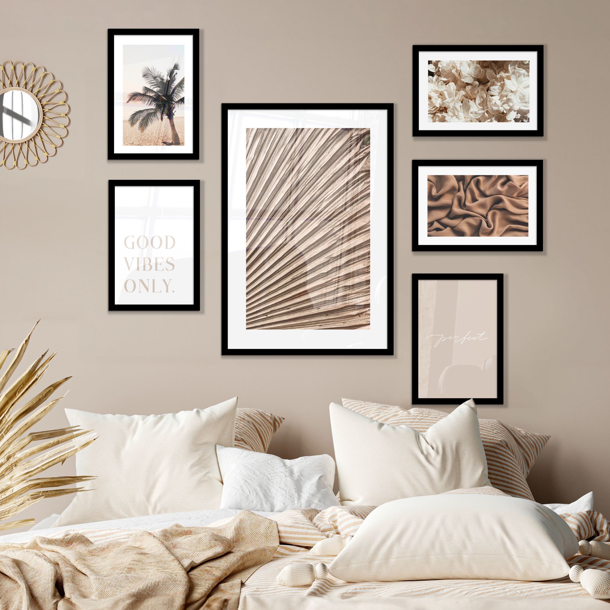 Fotowand bruintinten galerij aan een muur boven een beige bed