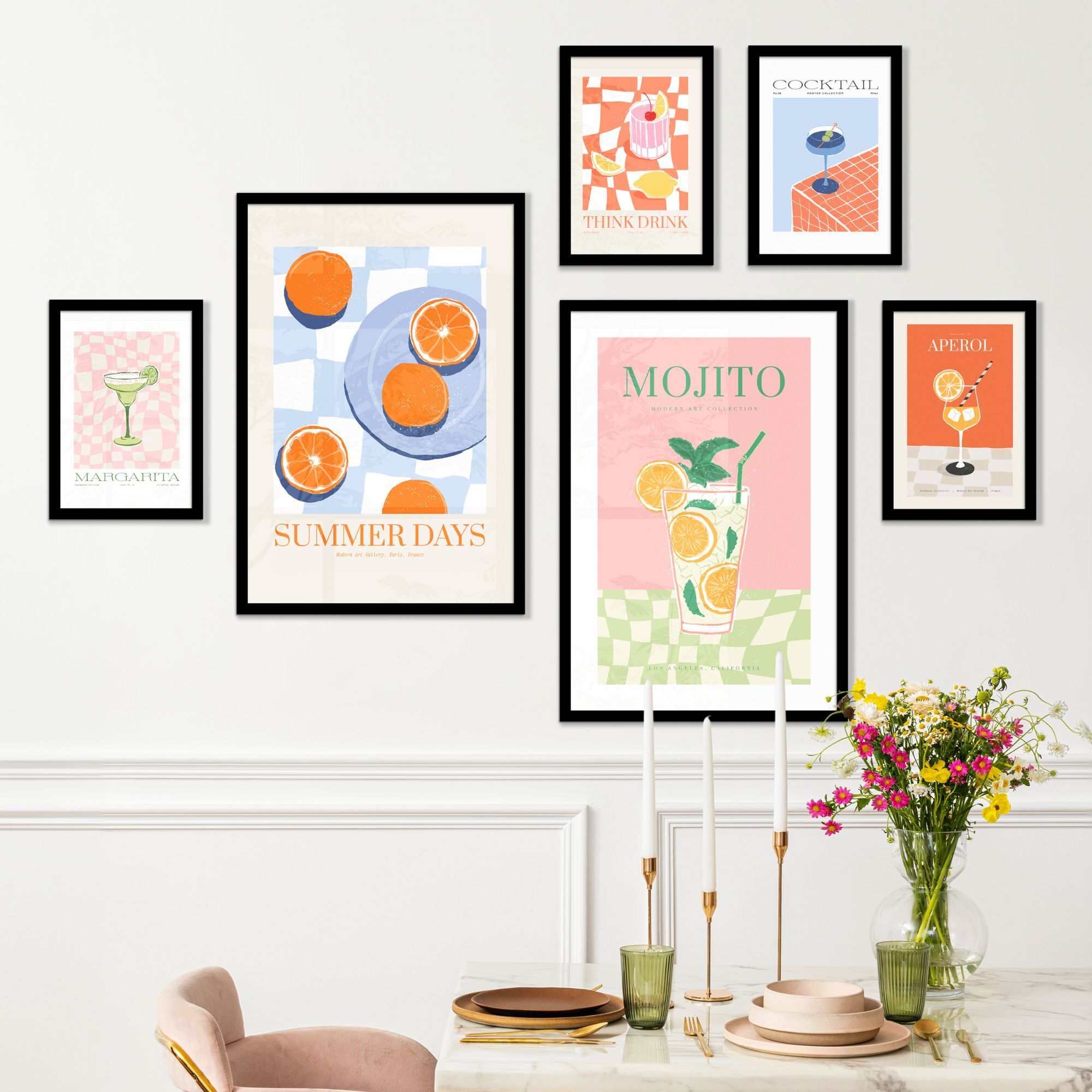 Fotowand kleurvolle expressies aan een muur boven een tafel